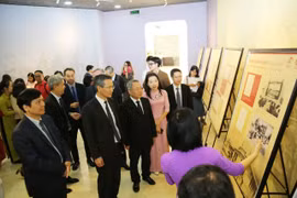 Các đại biểu tham quan triển lãm. (Ảnh: PV/Vietnam+)