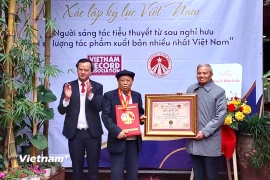 Tiến sỹ Nguyễn Thiện Luận nhận Kỷ lục Việt Nam. (Ảnh: Minh Thu/Vietnam+)