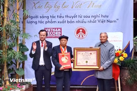 Tiến sỹ Nguyễn Thiện Luận nhận Kỷ lục Việt Nam. (Ảnh: Minh Thu/Vietnam+)