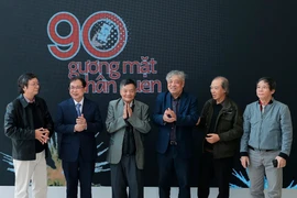 Các đại biểu tại Lễ ra mắt sách. (Ảnh: Minh Quyết/TTXVN)