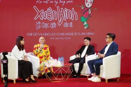 Nghệ sỹ Xuân Hinh trong buổi ra mắt sách. (Ảnh: Minh Thu/Vietnam+)