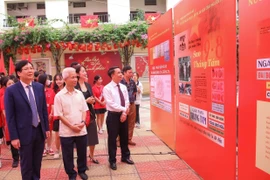 Các đại biểu tham quan trưng bày. (Ảnh: Sơn Hải)