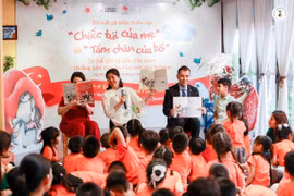 Đại sứ Thổ Nhĩ Kỳ và con trai trong buổi giao lưu đọc sách tại Hà Nội. (Ảnh: PV/Vietnam+)