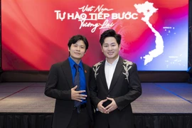 Nhạc sỹ Nguyễn Văn Chung và ca sỹ Tùng Dương trong buổi ra mắt MV ngày 14/8. (Ảnh: Mạnh Nguyễn/Vietnam+)