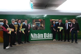 Đoàn tàu mang trên mình hình ảnh lá cờ đỏ sao vàng, biểu trưng của Báo Nhân Dân. (Ảnh: PV/Vietnam+)