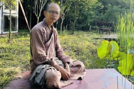 Ông Trần Minh Thành sử dụng trang phục của cư sỹ tại gia, có hình thức tương đối gần với trang phục thường thấy của tu sỹ Phật giáo. (Ảnh: FB)