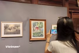 Thông qua việc trưng bày các tác phẩm thuộc nhiều giai đoạn và chất liệu khác nhau, Ban Tổ chức mong muốn khẳng định vai trò then chốt của nghệ thuật trong việc gìn giữ, diễn giải và làm mới các giá trị di sản. (Ảnh: PV/Vietnam+)