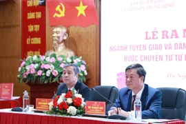 Tiến sỹ Ngô Đông Hải, Ủy viên Trung ương Đảng, Phó Trưởng Ban Tuyên giáo và Dân vận Trung ương và Phó Giáo sư-Tiền sỹ Vũ Trọng Lâm, Giám đốc-Tổng Biên tập Nhà xuất bản Chính trị Quốc gia Sự thật chủ trì lễ ra mắt sách. (Ảnh: PV/Vietnam+)