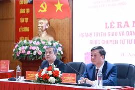 Tiến sỹ Ngô Đông Hải, Ủy viên Trung ương Đảng, Phó Trưởng Ban Tuyên giáo và Dân vận Trung ương và Phó Giáo sư-Tiền sỹ Vũ Trọng Lâm, Giám đốc-Tổng Biên tập Nhà xuất bản Chính trị Quốc gia Sự thật chủ trì lễ ra mắt sách. (Ảnh: PV/Vietnam+)