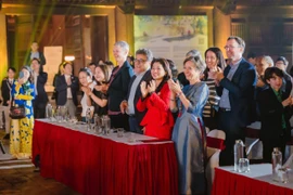 Trưởng Phái đoàn Đại sứ quán Ba Lan tại Việt Nam Joanna Skoczek tham dự sự kiện văn hóa trong trang phục áo dài. (Ảnh: CTV/Vietnam+)