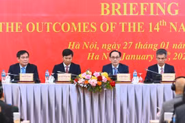 Các đại biểu chủ trì buổi Thông báo về kết quả Đại hội XIV của Đảng. (Ảnh: Việt Đức/TTXVN)