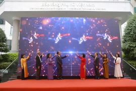 Các đại biểu thực hiện nghi thức khai mạc triển lãm. (Ảnh: CTV/Vietnam+)