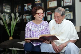 Nhạc sỹ Phạm Tuyên và con gái - nhà báo Phạm Hồng Tuyến. (Ảnh: FB)