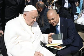 Tác giả Hà Huy Thanh giới thiệu cuốn sách "Tình thương" với Giáo hoàng Francis. Sau đó, cuốn sách được dịch và giới thiệu tại Italy. (Ảnh: NVCC)