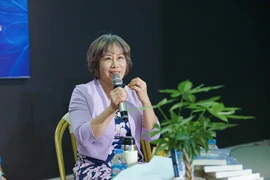 Phó Giáo sư-Tiến sỹ Nguyễn Phương Hoa vừa thực hiện chuyến book tour tại nhiều tỉnh thành để trao đổi phương pháp đồng hành cùng bệnh nhân trầm cảm. (Ảnh: CTV/Vietnam+)