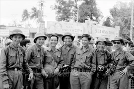 Phóng viên Thông tấn xã Giải phóng và Việt Nam Thông tấn xã tham gia đưa tin trong Chiến dịch Hồ Chí Minh, tháng 4/1975. (Ảnh tư liệu)