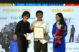 Bà Rachida Dati, Bộ trưởng Bộ Văn hóa Pháp (trái) trao giải Nhất cho tác giả Trần Khắc Khoan. (Ảnh: PV/Vietnam+)