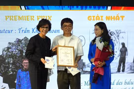 Bà Rachida Dati, Bộ trưởng Bộ Văn hóa Pháp (trái) trao giải Nhất cho tác giả Trần Khắc Khoan. (Ảnh: PV/Vietnam+)