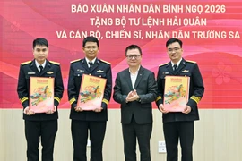 Ông Lê Quốc Minh, Ủy viên Trung ương Đảng, Tổng Biên tập Báo Nhân Dân trao tặng 5.000 tờ báo Xuân Nhân Dân Bính Ngọ 2026 cho đại diện Bộ Tư lệnh Hải quân. (Ảnh: PV/Vietnam+)