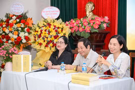 Nhà văn Cao Duy Sơn (giữa) đã dành trọn đời mình cho việc viết về quê hương và con người miền núi. (Ảnh: PV/Vietnam+)