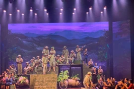 Vở chèo tái hiện 56 ngày đêm chiến đấu kiên cường, gian khổ của quân và dân ta. (Ảnh: CTV/Vietnam+)