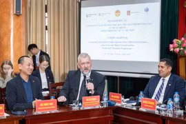 Các chuyên gia tham gia thảo luận tại tọa đàm. (Ảnh: PV/Vietnam+)
