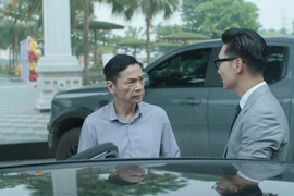 Nghệ sỹ Nhân dân Trung Anh “thoát vai” ông bố hiền lành, tội nghiệp để trở thành một chính khách đa diện. (Ảnh: VFC)