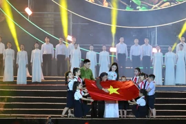 Hoà Minzy hát live “Nỗi đau giữa hòa bình” trên sân khấu “Tự hào là người Việt Nam” với hơn 30.000 khán giả tại Sân vận động Mỹ Đình. (Ảnh: PV/Vietnam+)