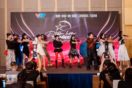 Top 12 thí sinh tài năng biểu diễn trong họp báo. (Ảnh: PV/Vietnam+)