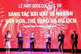 Các đại biểu phát động Cuộc thi Sáng tác bài hát về ngành Văn hóa, Thể thao và Du lịch. (Ảnh: Phạm Sỹ/Vietnam+)