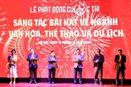Các đại biểu phát động Cuộc thi Sáng tác bài hát về ngành Văn hóa, Thể thao và Du lịch. (Ảnh: Phạm Sỹ/Vietnam+)