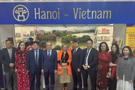 Thứ trưởng Bộ Văn hóa, Thể thao và Du lịch Phan Tâm (thứ tư từ trái sang) cùng các đại biểu đoàn Việt Nam tại Hội chợ Sách quốc tế Frankfurt. (Ảnh: PV/Vietnam+)