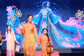 Hoa hậu Ngọc Hân tham gia chương trình gala "Tết Hà Nội trong mắt ta." (Ảnh: CTV/Vietnam+)