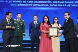Nhà báo Nguyễn Thị Hạnh đại diện nhóm tác giả nhận Giải A. (Ảnh: Hoài Nam/Vietnam+)