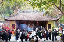 Đông đảo nhân dân thành phố Sơn La đến thắp hương tại đền Vua Lê Thái Tông cầu may mắn, bình an cho gia đình và người thân trong năm mới. (Ảnh: Quang Quyết/TTXVN)