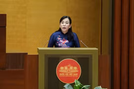 Chủ nhiệm Ủy ban Khoa học, Công nghệ và Môi trường của Quốc hội trình bày Báo cáo tóm tắt thẩm tra về dự án Luật sửa đổi, bổ sung một số điều của Luật Tần số vô tuyến điện, Luật Viễn thông, Luật Giao dịch điện tử và Luật Chuyển giao công nghệ. (Ảnh: quochoi.vn)
