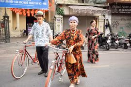 Kỷ lục gia Đào Xuân Tình và vợ bên những chiếc xe đạp cổ. (Ảnh: PV/Vietnam+)