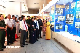 Các đại biểu tham quan triển lãm. (Ảnh: Minh Thu/Vietnam+)