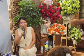 Nữ Việt kiều Tinay Yuan vừa trở về từ Singapore để giới thiệu hai cuốn sách mới về Việt Nam và Hy Lạp. (Ảnh: PV/Vietnam+)