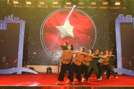 Hướng tới kỷ niệm 50 năm giải phóng miền Nam, thống nhất đất nước, các đơn vị nghệ thuật đầu tư dàn dựng nhiều tiết mục công phu, giàu giá trị tư tưởng. (Ảnh: PV/Vietnam+)
