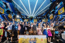 Lễ hội bia Oktoberfest diễn ra trong ba ngày tại Hà Nội do Hiệp hội doanh nghiệp Đức tại Việt Nam tổ chức dưới sự bảo trợ của Đại sứ quán Đức Hà Nội là một trong những hoạt động kỷ niệm 50 năm thiết lập quan hệ ngoại giao Việt Nam-Đức. (Ảnh: ĐSQ)