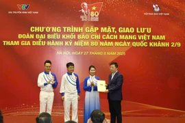 Ông Nguyễn Thanh Lâm, Bí thư Đảng ủy, Tổng Giám đốc Đài Truyền hình Việt Nam trao quà cho nhóm phóng viên Thông tấn xã Việt Nam tham gia diễu hành. (Ảnh: PV/Vietnam+)