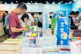 Bản tiếng Trung của cuốn sách “Người Hà Nội, chuyện ăn, chuyện uống một thời” được giới thiệu tại Tuần lễ Sách văn hóa Trung Quốc-Đông Nam Á. (Ảnh: CTV/Vietnam+)