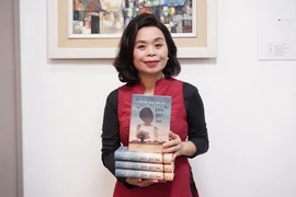 Nhà văn Nguyễn Phan Quế Mai cùng bản tiếng Việt "Đời gió bụi" - cuốn tiểu thuyết từng được xuất bản ở 20 quốc gia. (Ảnh: NVCC)