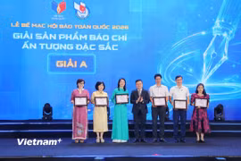 Tổng Biên tập Báo Điện tử VietnamPlus Trần Tiến Duẩn (thứ hai từ phải sang) nhận giải thưởng. (Ảnh: Hoài Nam/Vietnam+)