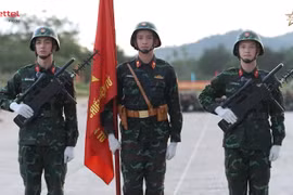 Thượng úy Lê Hoàng Hiệp cùng diễn viên Bình An, Huỳnh Anh trong chương trình truyền hình thực tế “Sao nhập ngũ 2025.” (Ảnh: NSX)