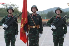Thượng úy Lê Hoàng Hiệp cùng diễn viên Bình An, Huỳnh Anh trong chương trình truyền hình thực tế “Sao nhập ngũ 2025.” (Ảnh: NSX)