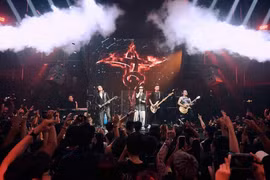 Ban nhạc Bức Tường sẽ có chuyến lưu diễn tại châu Âu, mang tinh thần rock Việt ra thế giới. (Ảnh: CTV/Vietnam+)