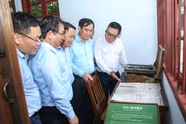 Đoàn công tác Hội Nhà báo Việt Nam tham quan nơi lãnh tụ Nguyễn Ái Quốc và các thành viên của Việt Nam Thanh niên Cách mạng đồng chí Hội tự tay biên soạn, khắc vẽ và in báo tại Quảng Châu. (Ảnh: NDO)