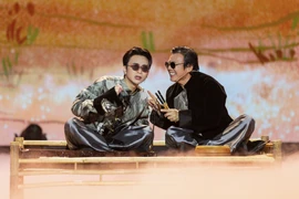 SOOBIN và bố là Nghệ sỹ Nhân dân Huỳnh Tú góp mặt trong chương trình "Hoa Xuân Ca." (Ảnh: VTV)